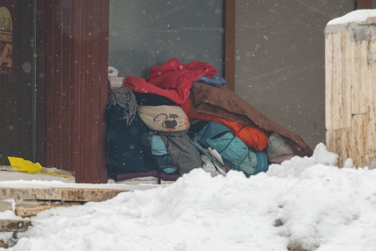 A Szakszervezetek Művelődési Házának ablakmélyedésében éli mindennapjait egy hajléktalan nő. Nem fogad el semmilyen segítséget