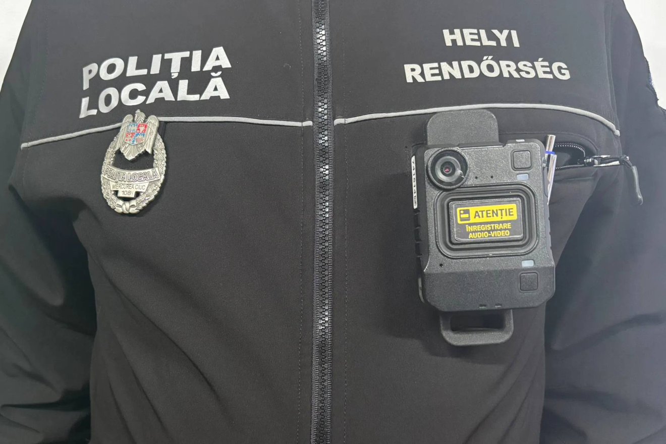 Jól látható a helyi rendőr testkamerája, a Body-Cam &bullet;  Fotó: Csíkszeredai Helyi Rendőrség
