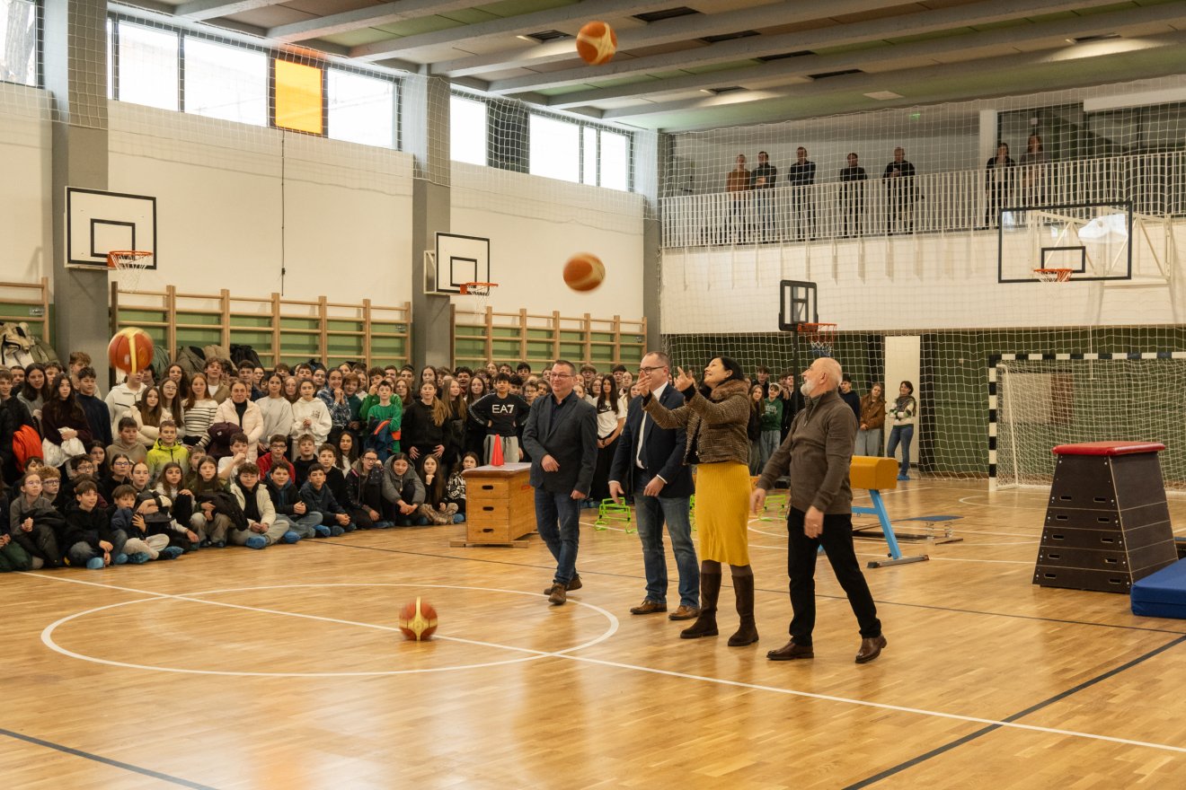 Labdabedobással „vágtak szalagot” &bullet;  Fotó: Borbély Fanni