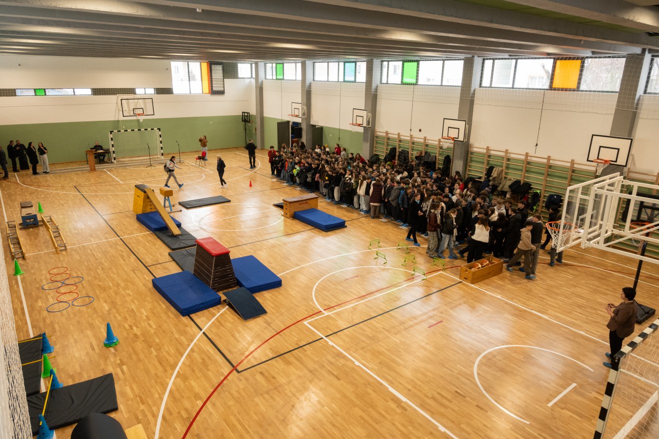 Ünnepi műsorral készültek a Petőfi Sándor Általános Iskola új tornatermének átadójára a diákok &bullet;  Fotó: Borbély Fanni