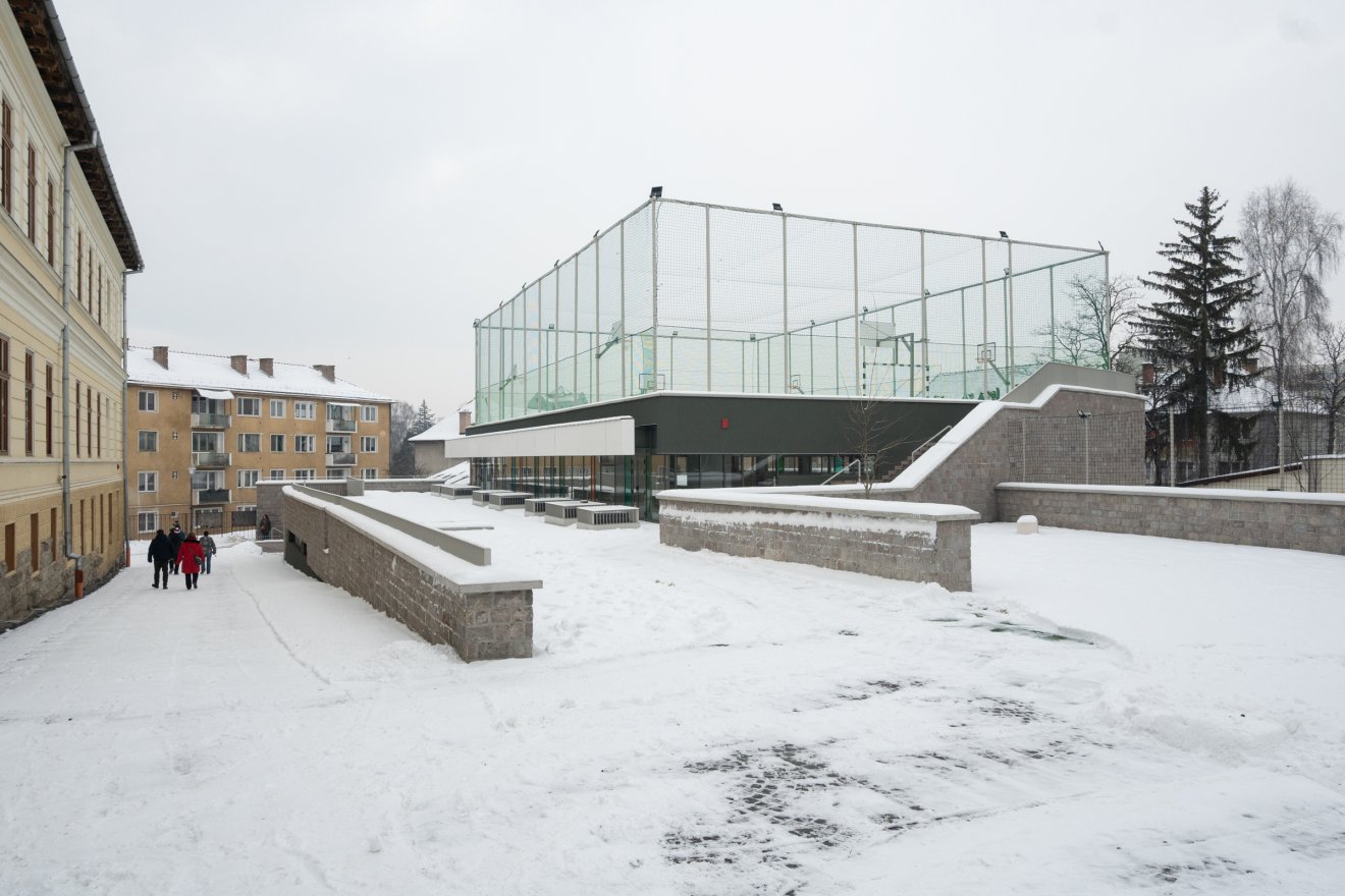 Süllyesztett tornaterem, tetején szabadtéri műgyepes pályával &bullet;  Fotó: Borbély Fanni