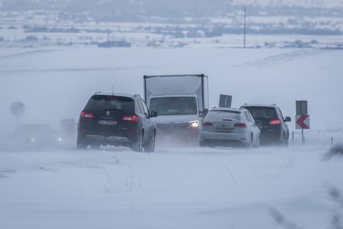 A hatóságok mindenkit óvatos, az időjárásnak megfelelő közlekedésre intenek &bullet;  Fotó: Pinti Attila