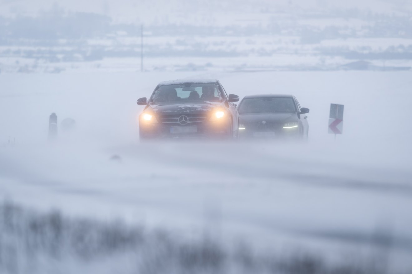 Az állandó szél miatt sokszor szélmalomharcot vívnak a hóeltakarítással foglalkozó szakcégek munkatársai &bullet;  Fotó: Pinti Attila