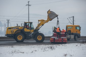 Műanyagra cserélik a betonelválasztók egy részét Csíkszereda Csíkszentkirály felőli kijáratánál