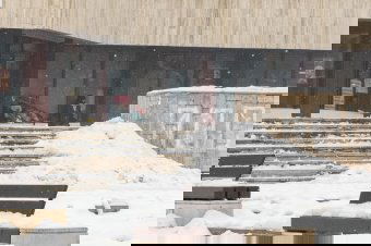 Szabad ég alatt egy hajléktalan nő Csíkszeredában