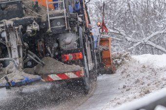 Téli útviszonyok nehezítik a közlekedést Székelyföld-szerte