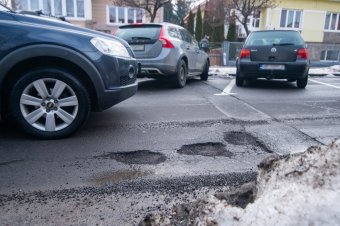 „Kiolvadtak” a gödrök a csíkszeredai utakon