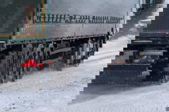 Hóvihar bénítja a dél- és kelet-romániai közlekedést: lezárt utak, kikötők, akadozó vasúti közlekedés