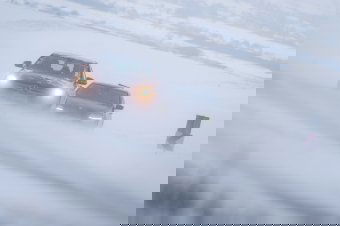 Jelentős mennyiségű csapadék érkezik, a hegyekben hóviharok is lehetnek