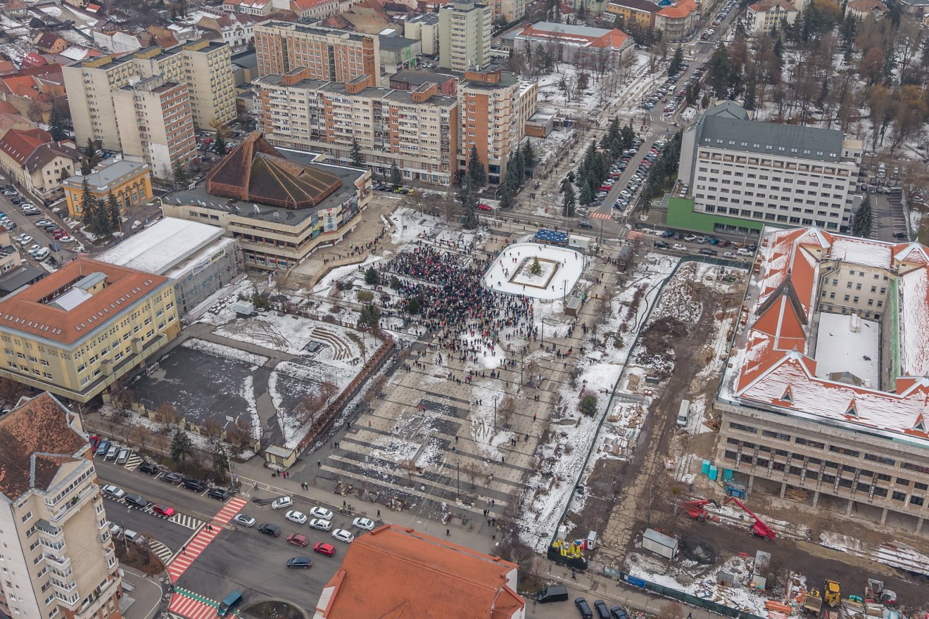 Ezúttal már bejelentett tüntetésen vonultak utcára Csíkszeredában az adóemelés ellen – frissítve