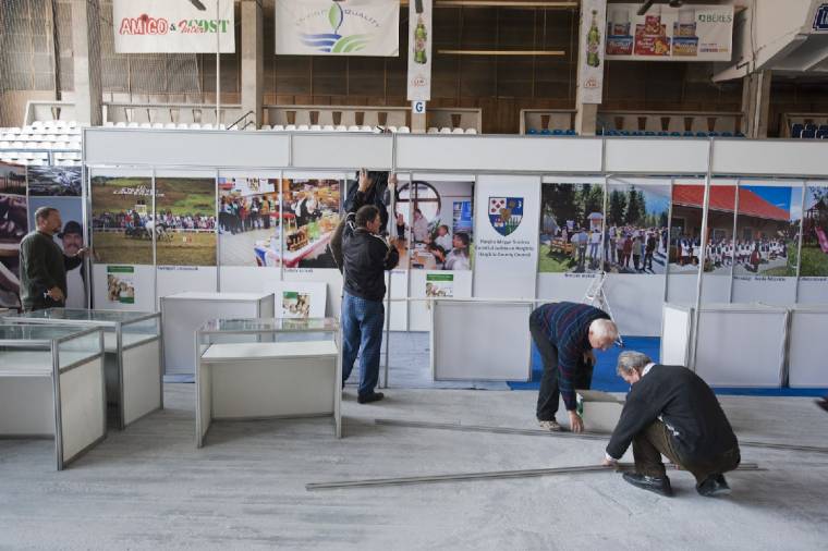 Vásári hangulat a hokipályán