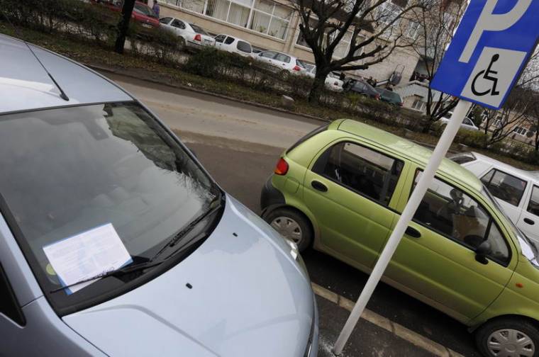 Ingyen parkolóbérletet kapnak a mozgáskorlátozottak Csíkszeredában