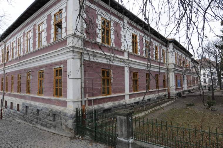 Bukaresti cég fejezheti be az iskolafelújítást Csíkszeredában