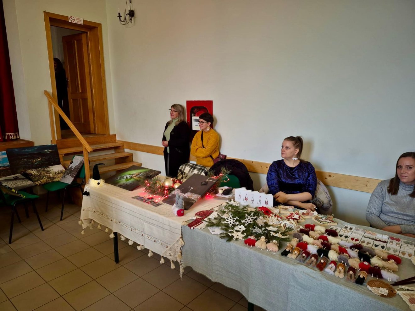 A karácsonyi vásáron dobozt helyeznek ki az adományoknak &bullet;  Fotó: Molnár József