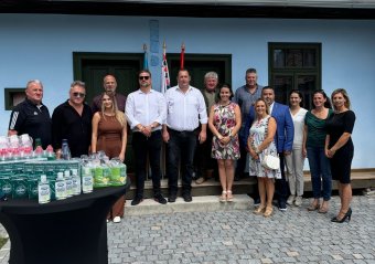 Adományt hozott a Caola Csíkcsicsóba