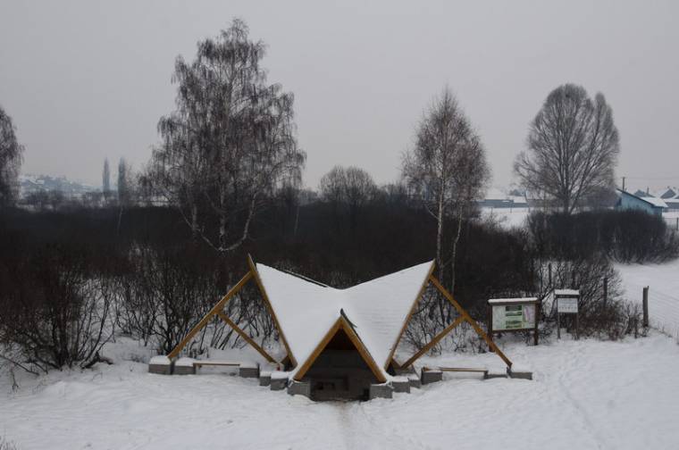 Építkezések elé gördített akadály