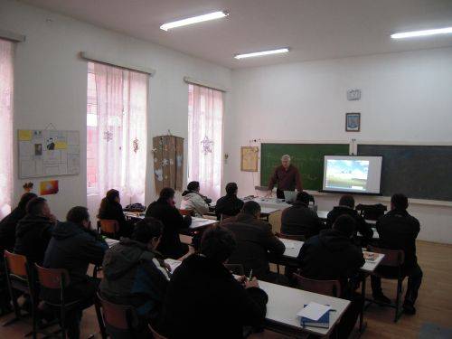 Iskolapadba ültek a csíkrákosi gazdák