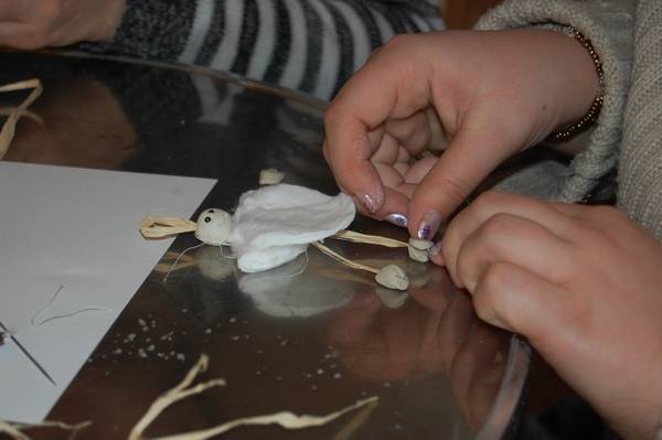 Társasjáték karácsonyfadíszekkel