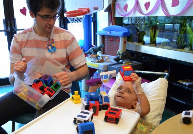 Megműtötték Mátét, az üvegcsontú kisfiút