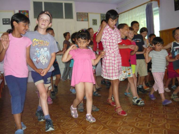 Pántlika néptánctábor hátrányos helyzetű gyerekeknek