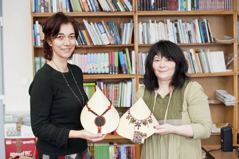 Gyöngyvarázs a könyvtárban