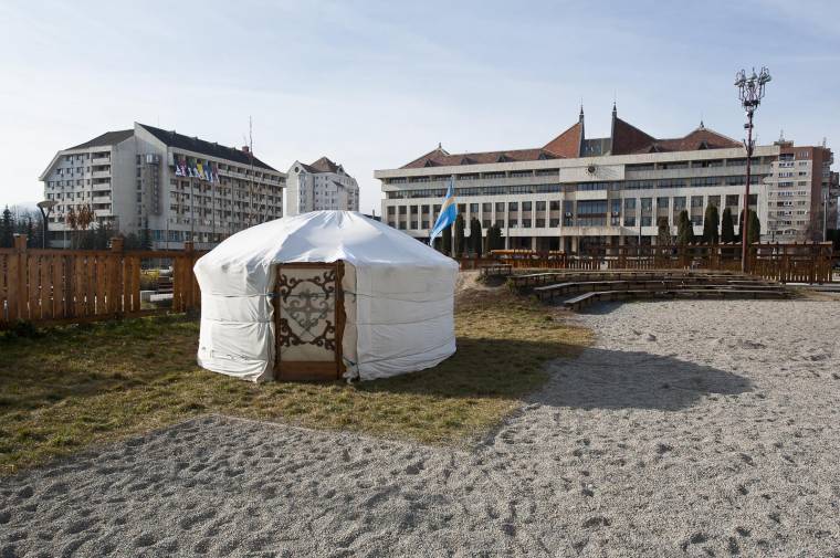 Jurta a város központjában