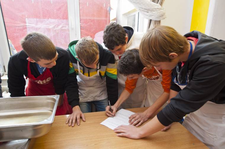 Diákok sütöttek kürtőskalácsot