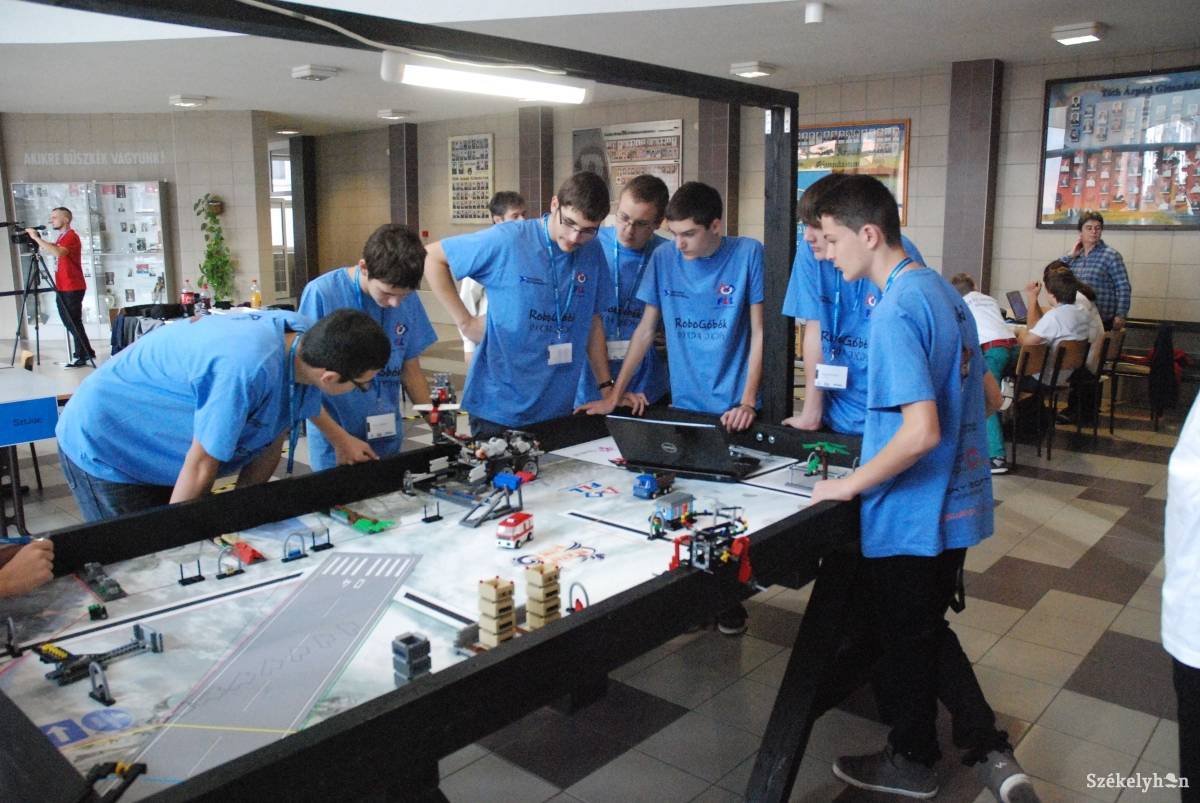 •  Fotó: Robotprogramozók
