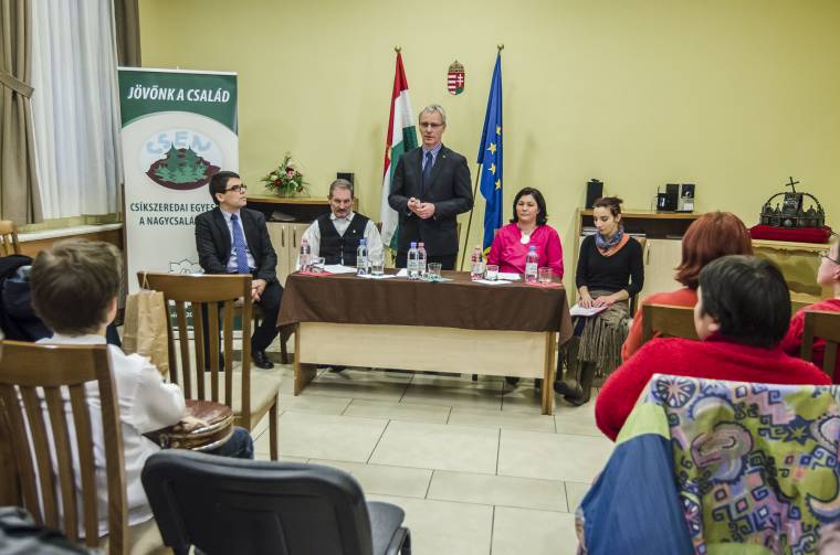 Soltész: fontos a család, a szülőföldön maradás