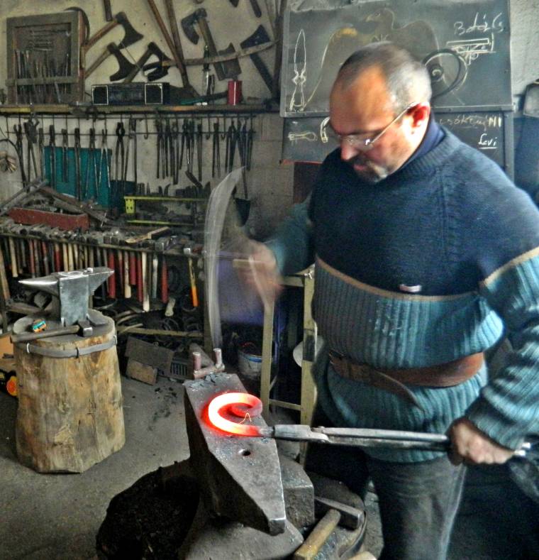 Üllő, kalapács és tűzhely