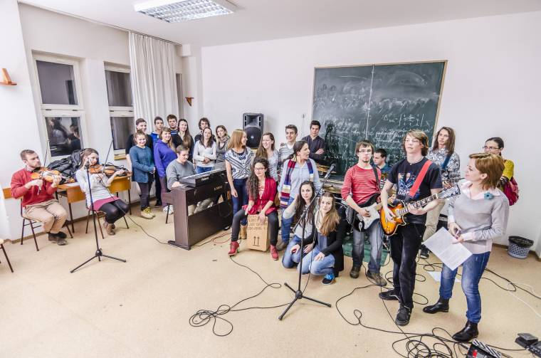 Slágerekkel kapcsolódnak ki a művészetis diákok