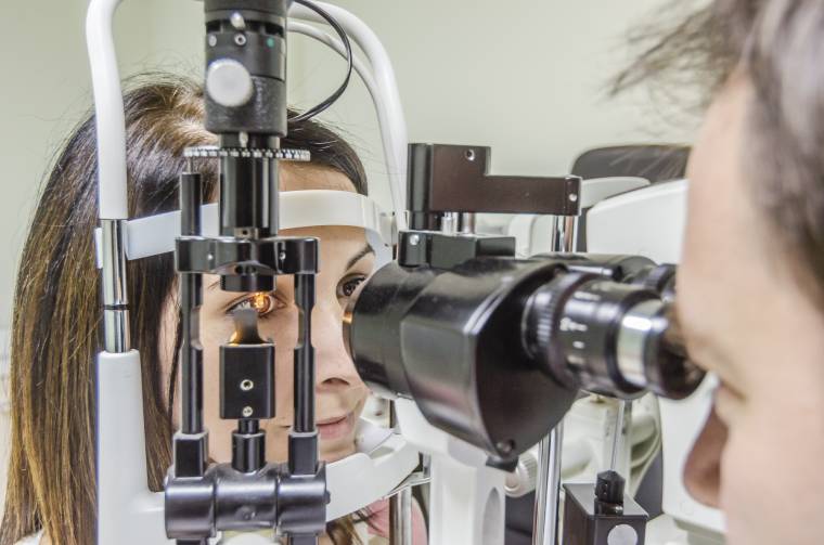 Kevesebbe kerül a szemműtét