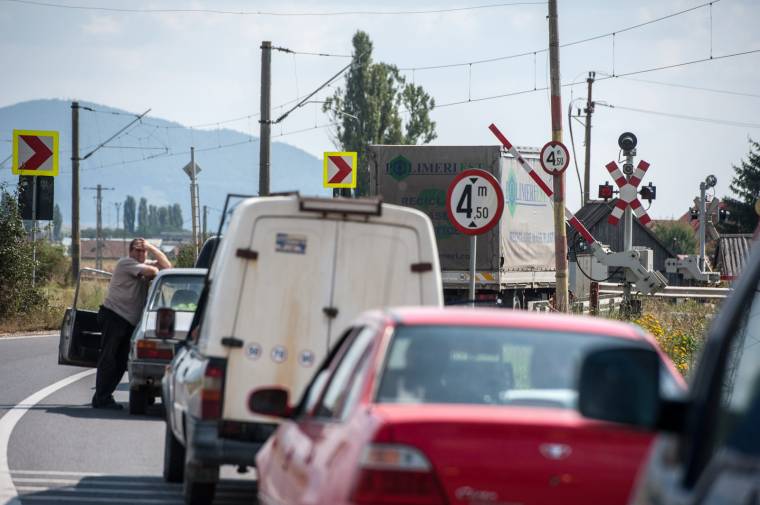 Többezer lejes pénzbírság és jogosítványfelfüggesztés is jár azoknak, akik szabálytalanul kelnek át a síneken