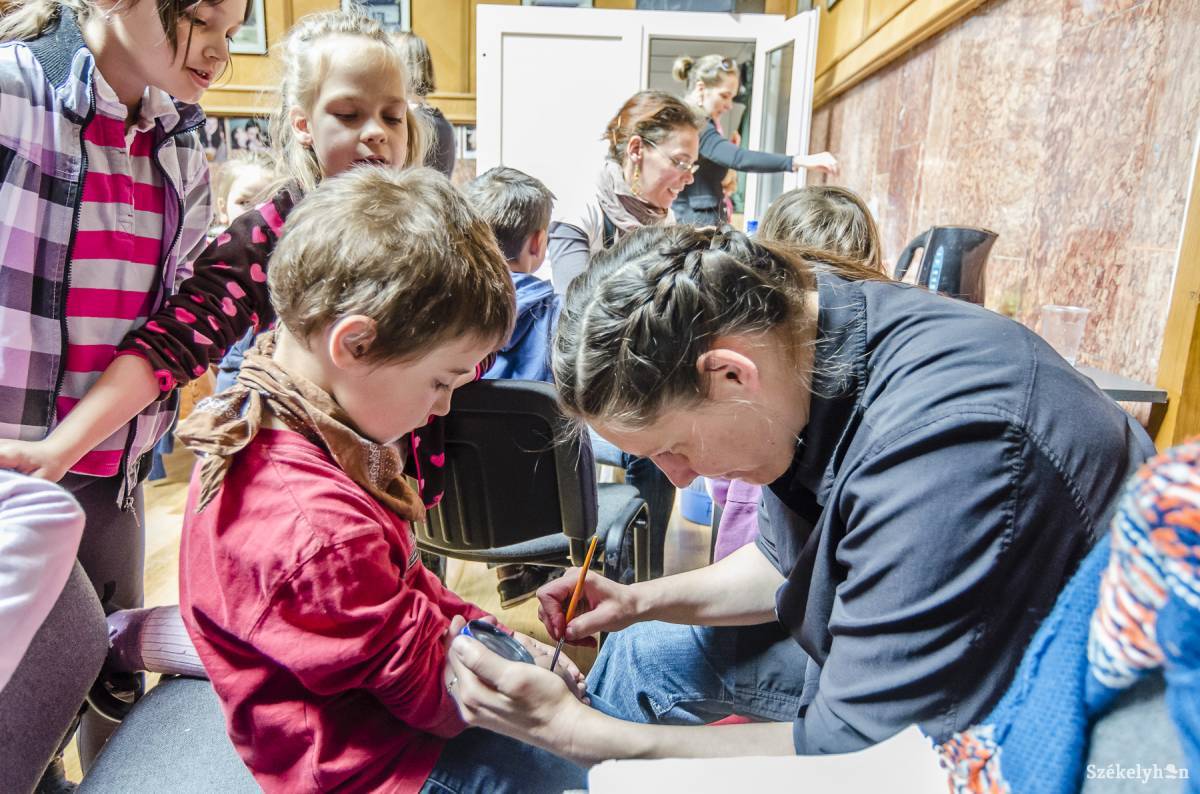 Kézművesség az édesanyák hetén. Idén is sok rendezvényre várják az érdeklődőket. Archív &bullet;  Fotó: Veres Nándor