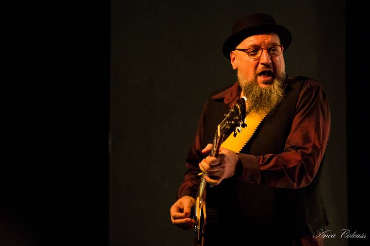 A. G. Weinberger:  a zenében nincs demokrácia