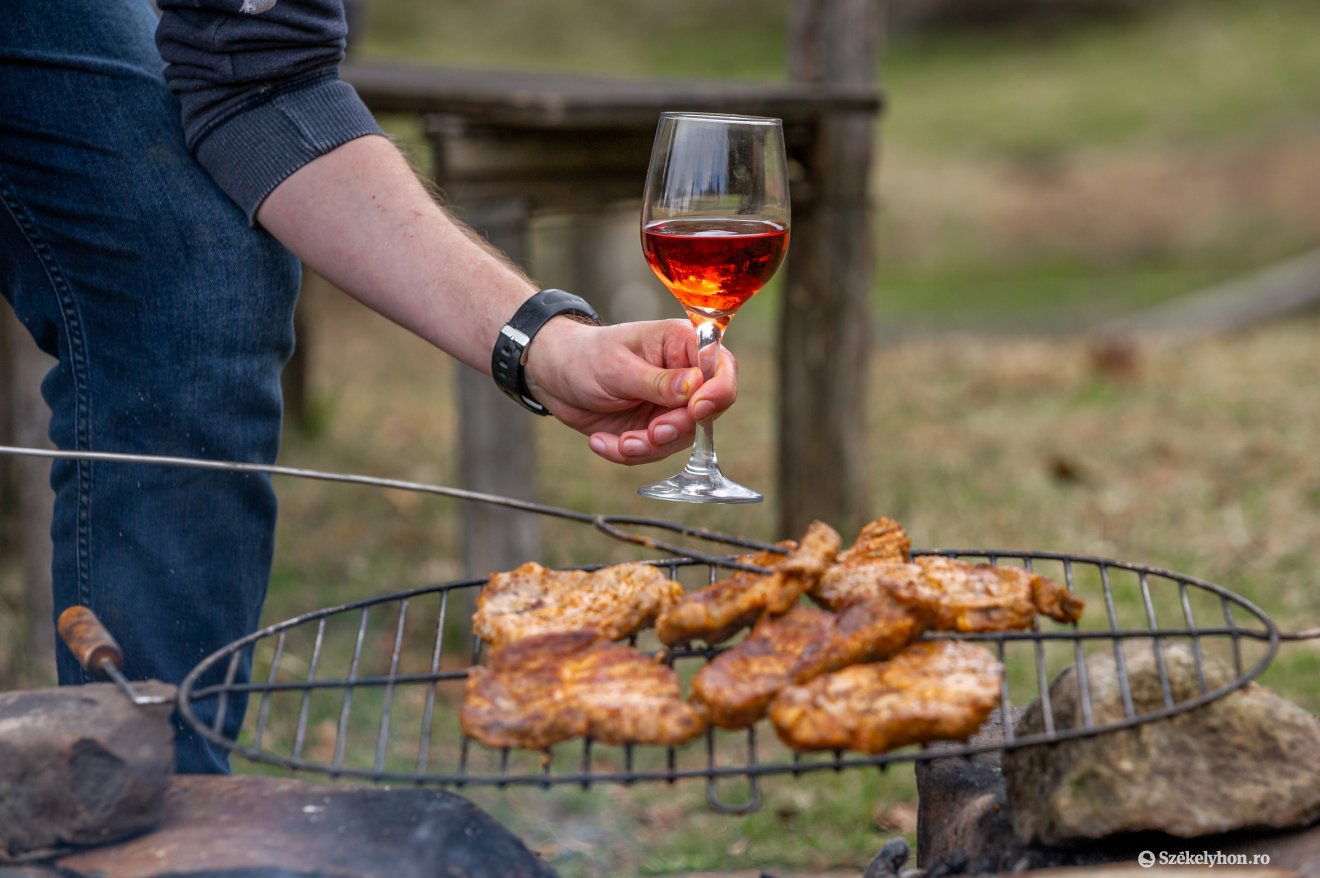 A testesebb rozék a most induló grillezős kerti partikon készülő roston sült húsokhoz is találnak •  Fotó: Pinti Attila