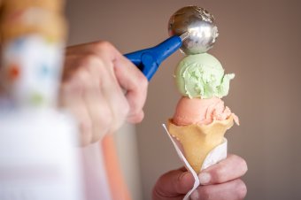 „Hagyja, hogy a gyerekek élvezzék a fagyit!”: nem attól lesz piros a torkuk, üzenik a szentgyörgyi kórház orvosai