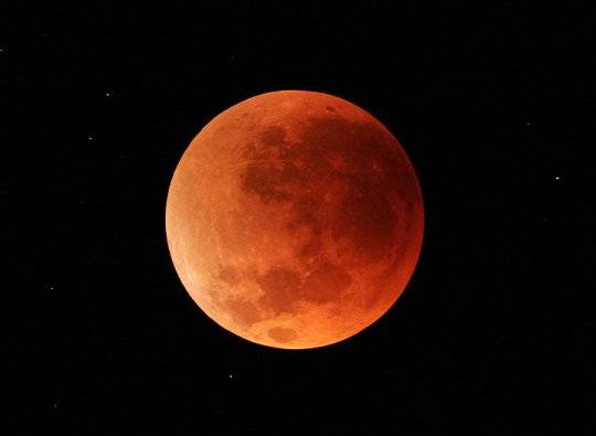 A Föld árnyékába kerül a Hold