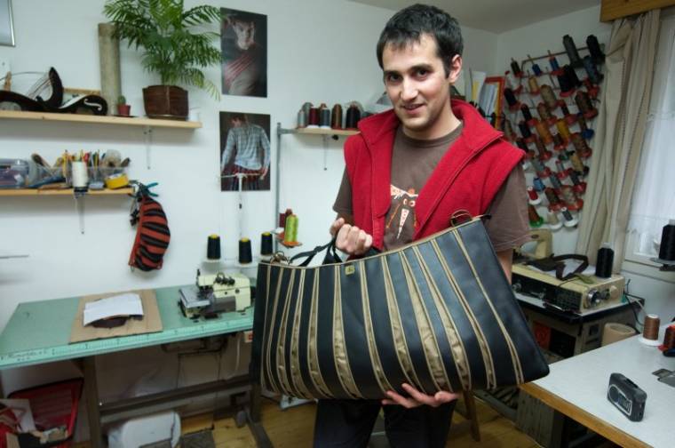 Kézről kézre: bővülő Esztány-táskák