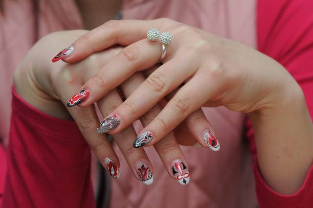 Piros-fehér-fekete tulipános körmök