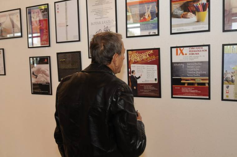 Plakátokból nyílt kiállítás Csíkszeredában