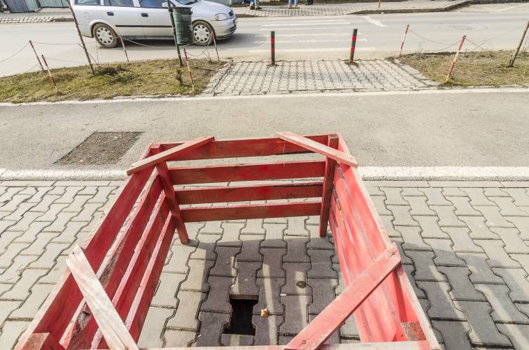 Beomlott a járda a Tudor utcában