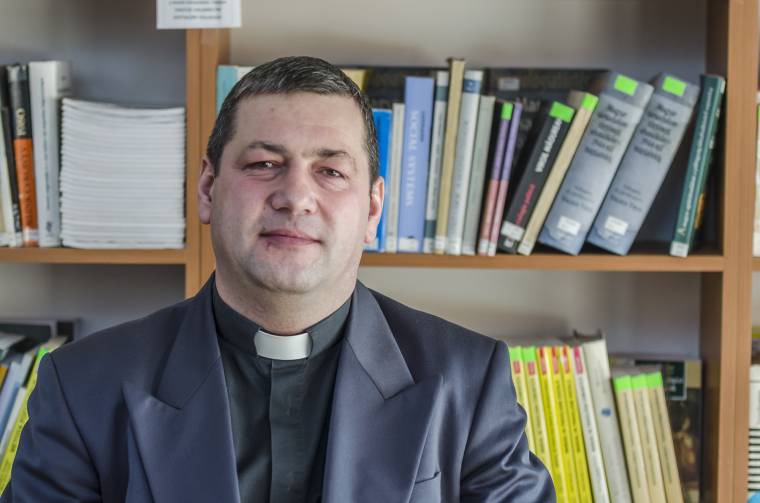 Péter páter második esszékötetét mutatják be