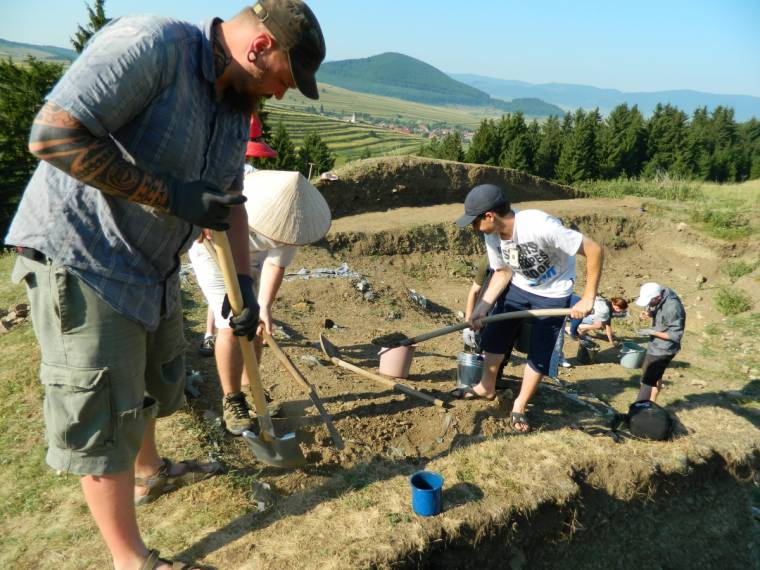 Őskori és bronzkori kultúrák a csomortáni Várdombon