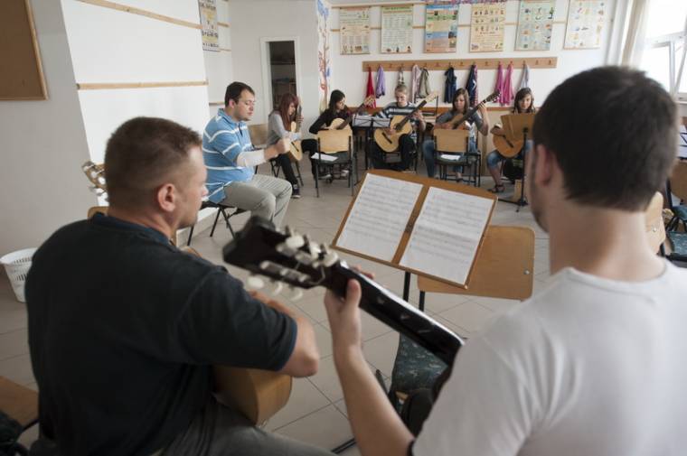 Nyáron sem pihenhet a gitáros