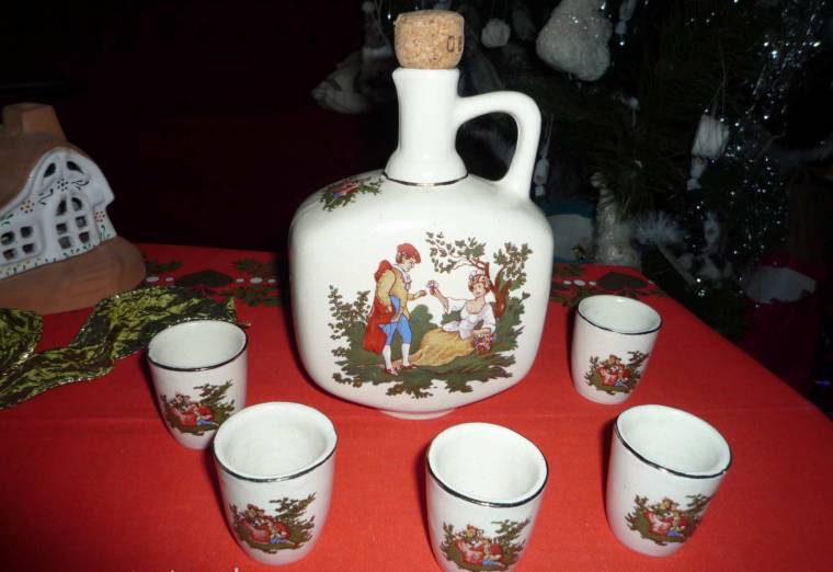 Hollóházi kerámia- és porcelántárgyak kiállítása