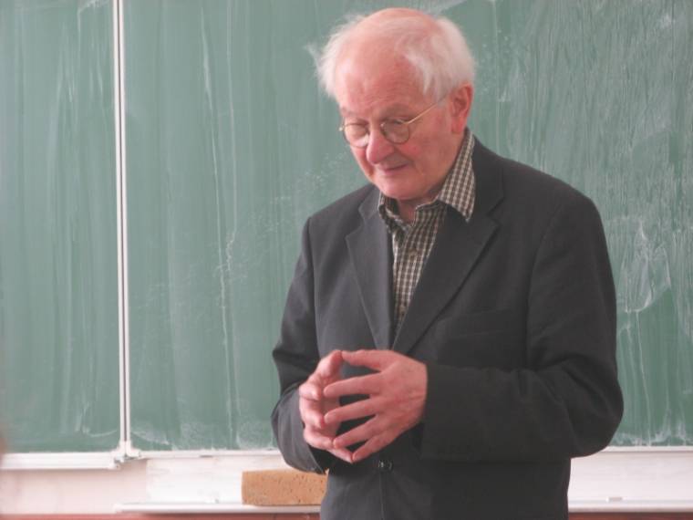 A különleges szópárosítások mestere