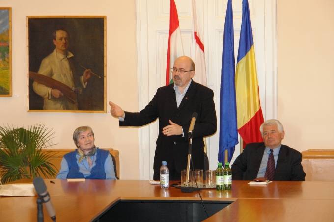 Miért kell elhatárolni a költőt a politikustól?