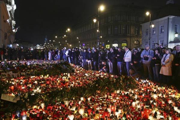 Ezrek róják le tiszteletüket a lengyel elnöki házaspár ravatalánál