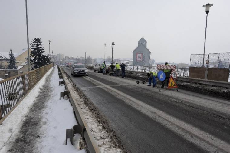 Kátyúzás a vasúti felüljárón